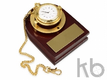 Часы «Магистр» с цепочкой на деревянной подставке