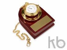 Часы «Магистр» с цепочкой на деревянной подставке