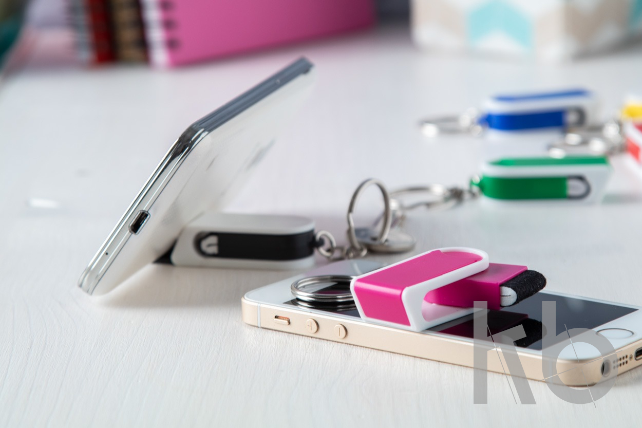 Брелок-подставка для мобильного с очистителем для экрана